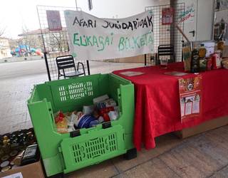 Kaleko Afari Solidarioak egitasmorako laguntza bilketari ekin diote
