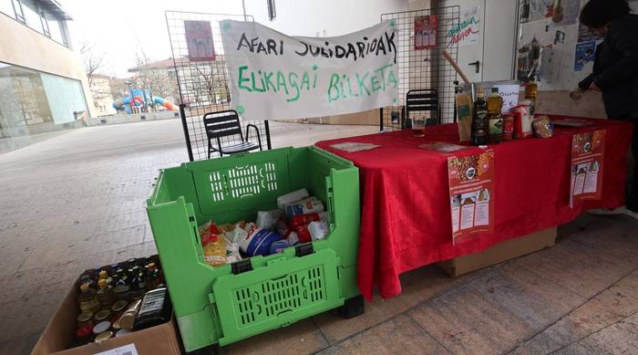 Kaleko Afari Solidarioak egitasmorako laguntza bilketari ekin diote