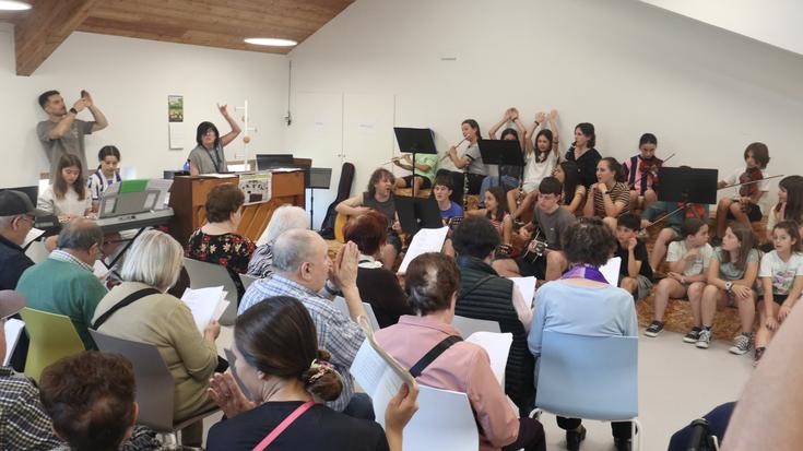 Belaunaldi arteko elkar zaintzaren erakusle gaur, Zumarten egindako topaketa