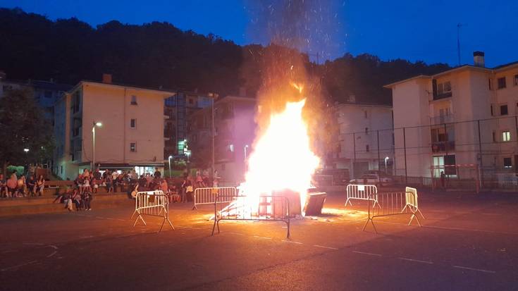 Sutzarra piztu dute baita bart Santuenea erdigunean ere