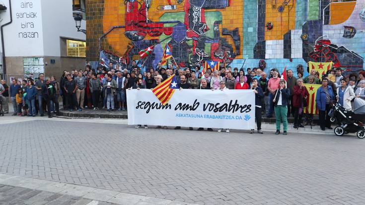 Larrialdi demokratikoari erantzun bateratua emateko, Gure Eskuk deitutako manifestazioa larunbatean Donostian