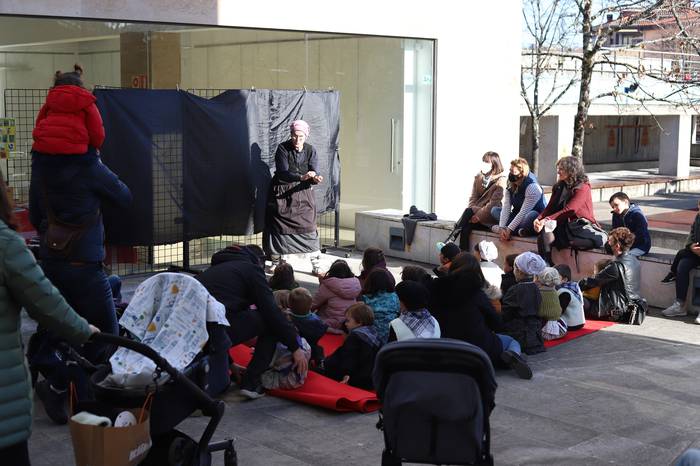 Ixabel Agirresarobe haurren ipuin kontalari San Tomas azokan