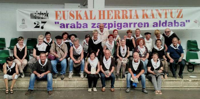 Larunbateko Euskal Herria Kantuz Egunera joateko deia egin dute Kantu Taldekoek