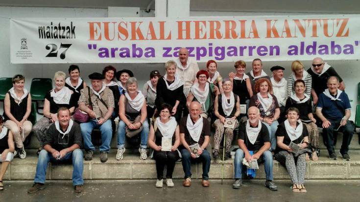 Larunbateko Euskal Herria Kantuz Egunera joateko deia egin dute Kantu Taldekoek