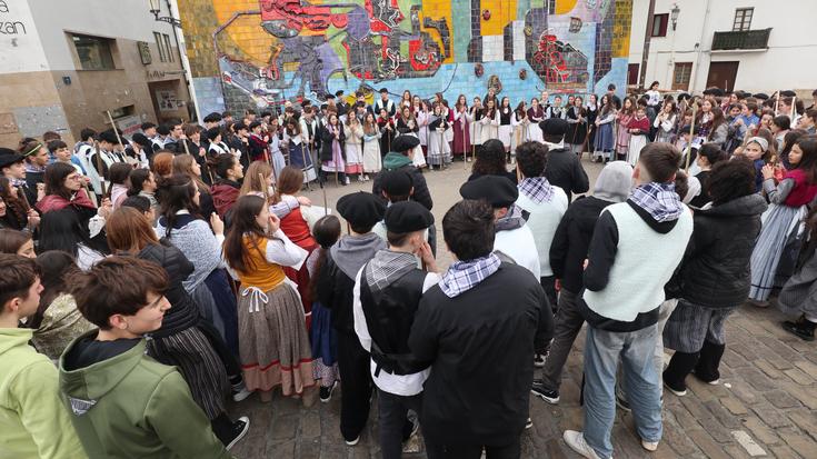 Zaintza eremuak kantuz girotu dituzte Udarregi ikastolako DBH-koek
