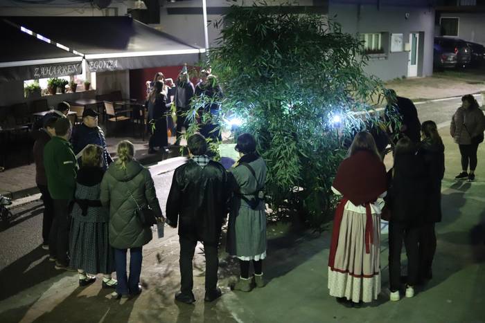 Santuenea ere ospakizun zikloan barneratzera doa