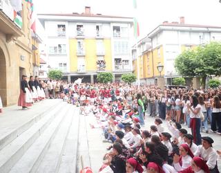 Bi mende erdi batu dituen txupinazoak eta ereserkiak dantza batean jarri dute herria