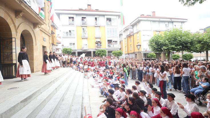 Bi mende erdi batu dituen txupinazoak eta ereserkiak dantza batean jarri dute herria