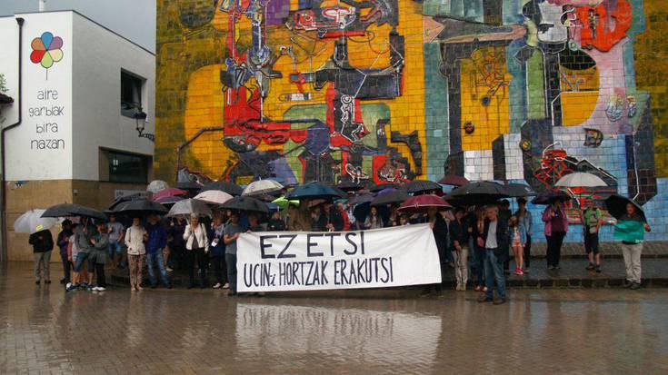 "Ez etsi, Ucin-i hortzak erakutsi"