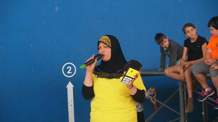 Enbaxadore eta bizilagun, mahaiaren bueltan