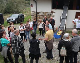 Sagardoaren ibilbide berezia osatu dute, bertsoz girotua eta zuzeneko sagar jotzearekin