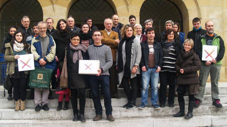 Erraustegiari buruzko galdeketa diruz laguntzeko, talo eta kamiseta salmenta jaietan