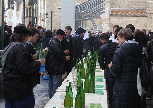 Santo Tomas Azokarako babarruna eta sagardoa ekartzen hasi