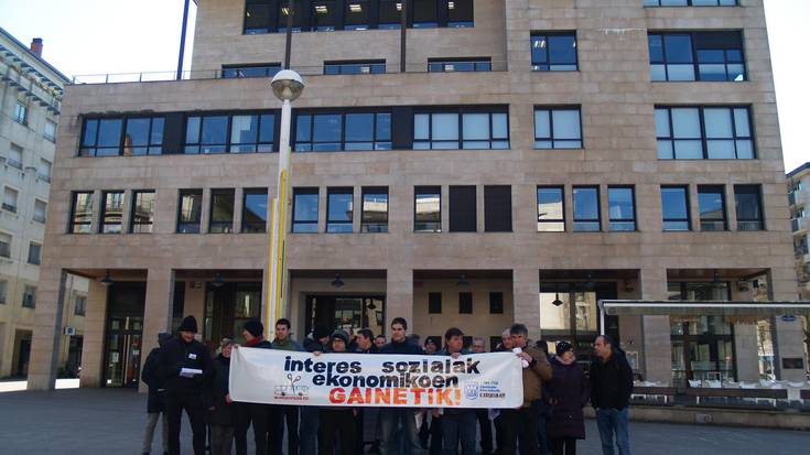 Garraio zerbitzu publikoen murrizketen aurkako 7.000 sinadura erregistratu dituzte Aldundian