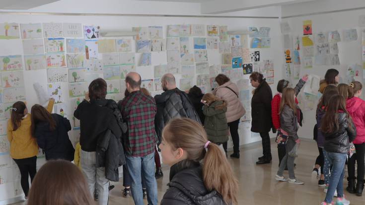 Sutegiko horma, gaztetxoen irudimenak sortutako erleez josia