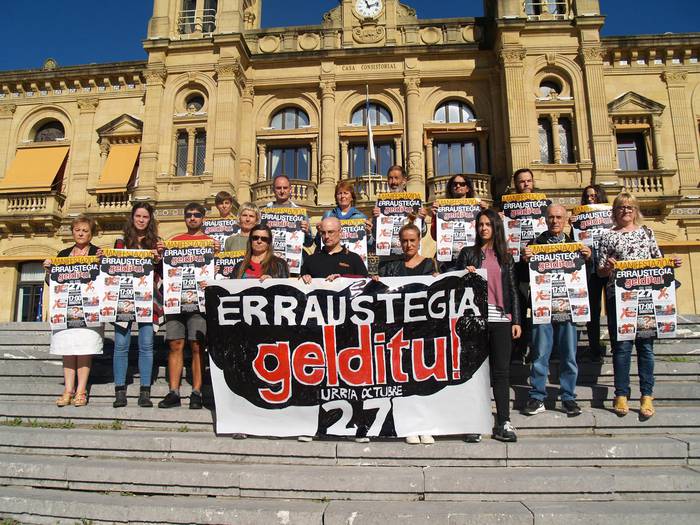 Urriaren 27ko erraustegiaren aurkako manifestazioa babesteko herri argazkia igandean Zubietan