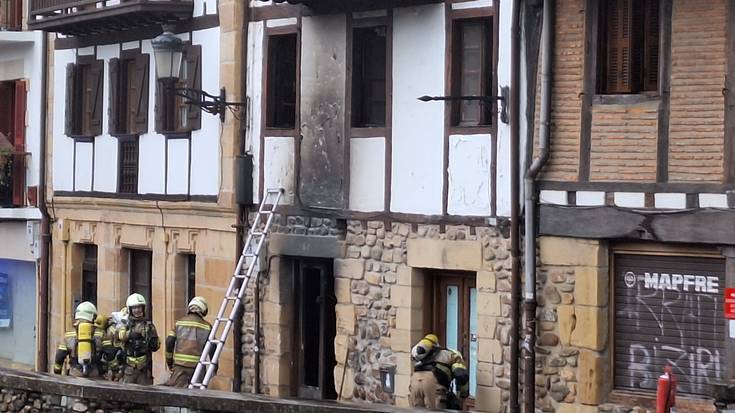 Garaiz amatatutako sutea piztu da Etxebeste kaleko eraikin baten atarian