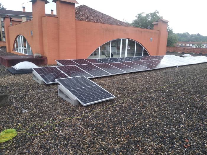 Instalazio fotovoltaikoa jartzen ari dira Udarregi Ikastolako eraikin gorrian