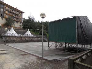 Atxegaldeko plaza, jaietarako prestatzen