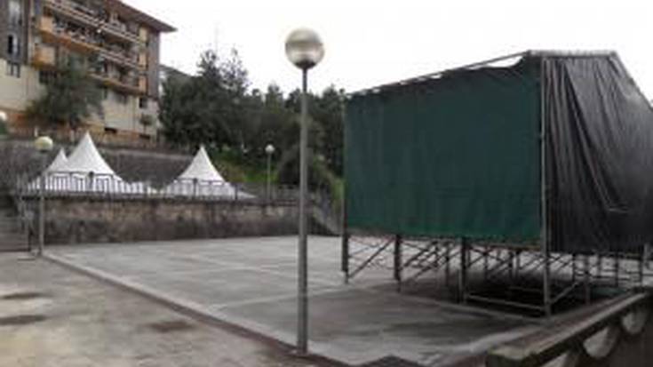 Atxegaldeko plaza, jaietarako prestatzen