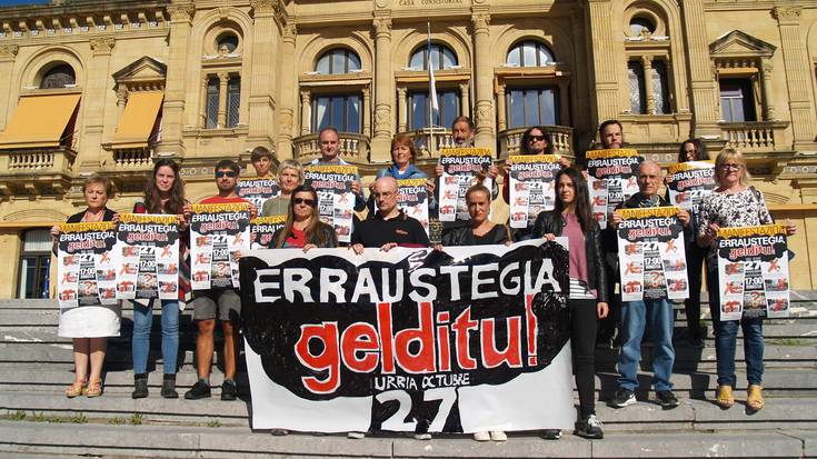 Nazioartean geratu dituzten erraustegiak, urriaren 27ko manifestazioko karteleko protagonistak