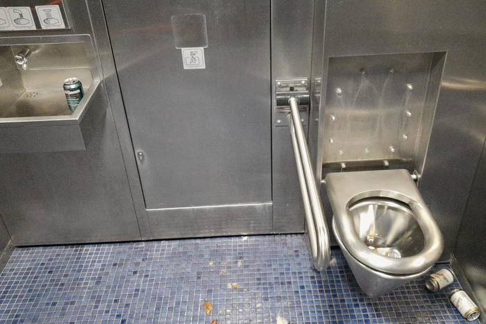 Askatasuna plazako komun publikoa egoki erabiltzea eskatu du Udalak
