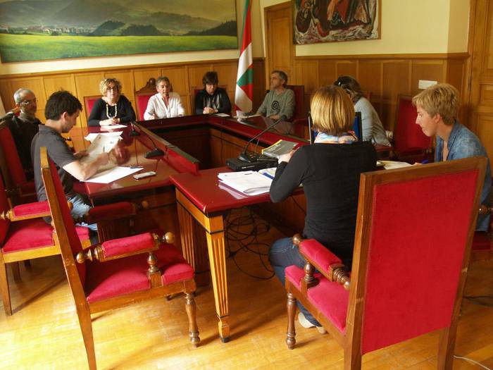 Zubietako Herri Batzarreko hauteskundeetarako mahaikideen zozketa, 10:00etan udaletxean