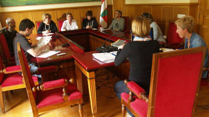 Zubietako Herri Batzarreko hauteskundeetarako mahaikideen zozketa, 10:00etan udaletxean