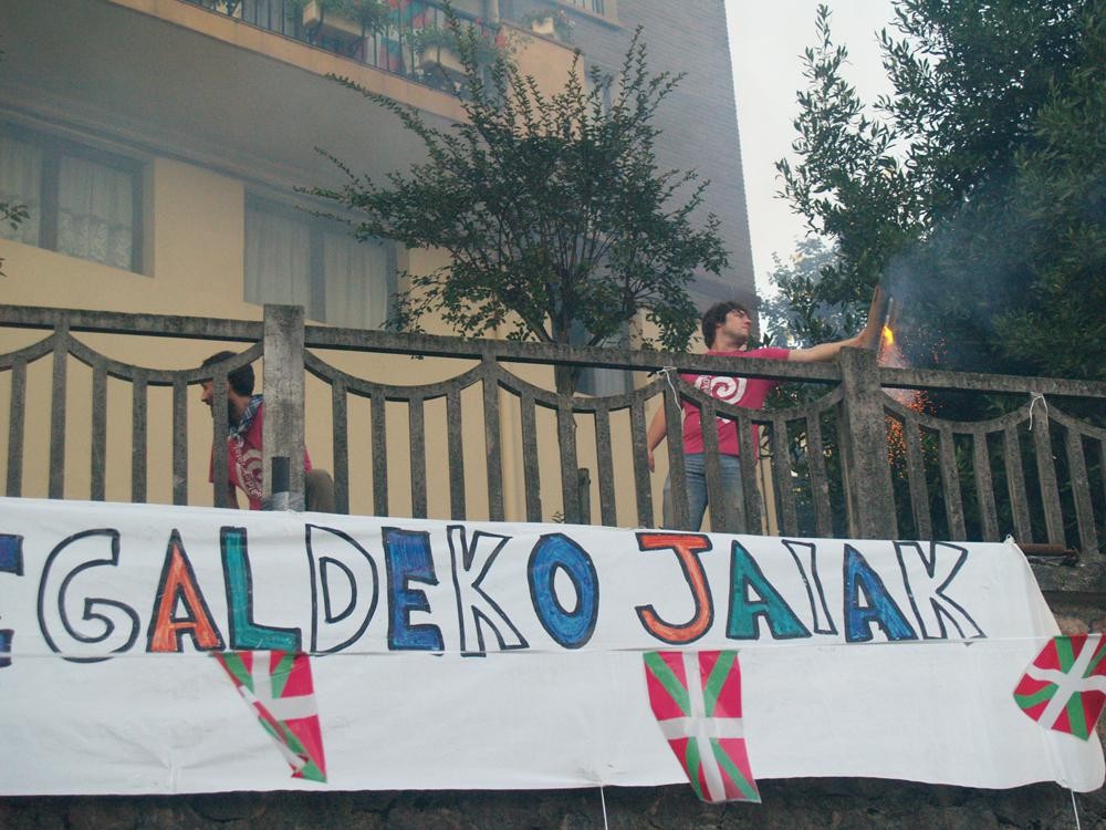 Suziri koloretsu artean, agur Atxegaldeko festei