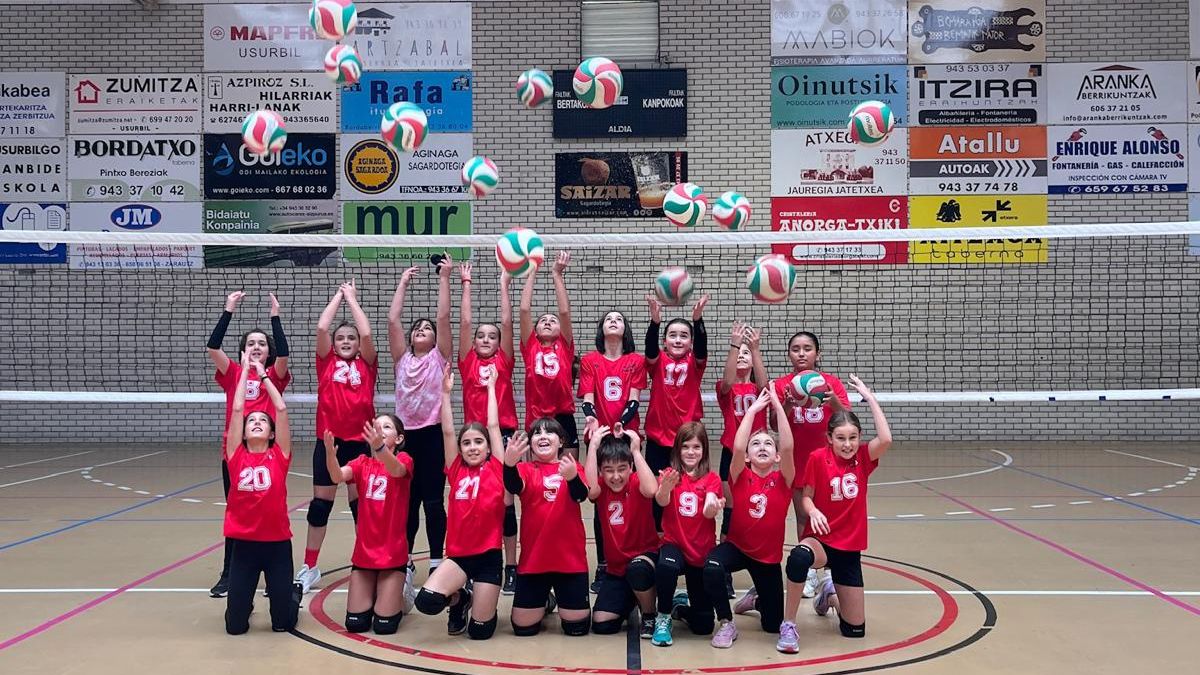 Usurbil boleibol taldeak ate irekiak egingo ditu