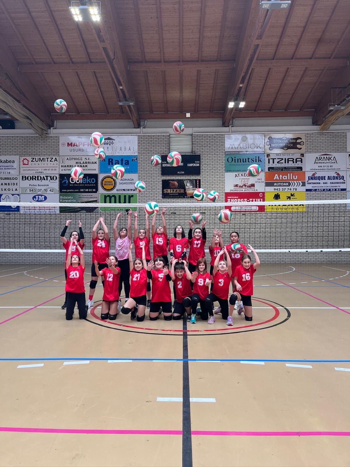 Usurbil boleibol taldeak ate irekiak egingo ditu