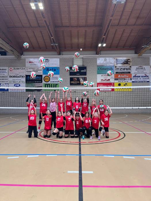Usurbil boleibol taldeak ate irekiak egingo ditu