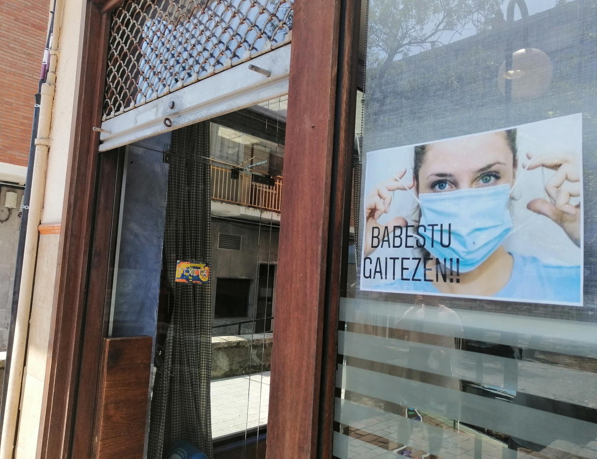 Osasun zerbitzuetan musukoen erabilera derrigortzea erabaki du Espainiako Gobernuak