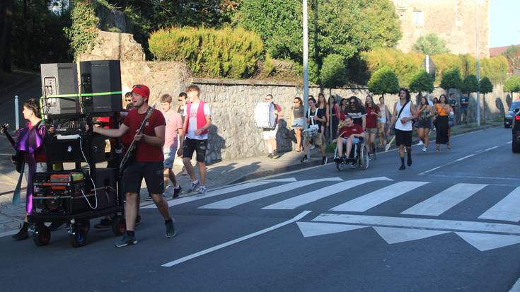 Auzoko festa giroa herrira hedatu dute