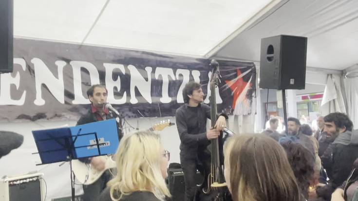 Sencillos y Elegantes taldearen kontzertua arratsaldearekin jarraitzeko