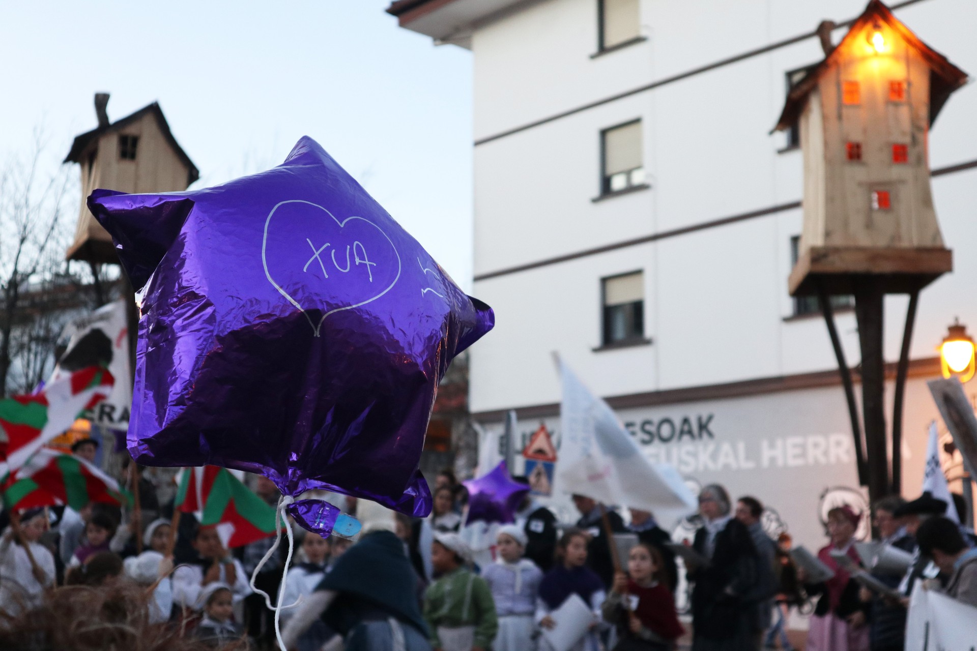 "Motxilak gora!" ikuskizuna eta elkarretaratze berezia, Xua gurasoengandik bereizi dezaketen igande honetan