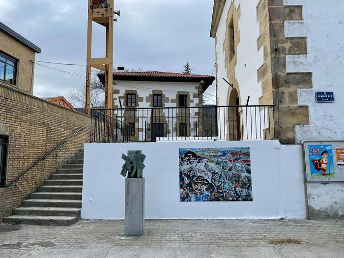 Alejandro Tapia Aiestaranen omenezko murala ezarri dute bere sorterrian, Aginagan