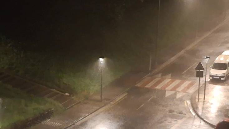 Aste eta erdian bigarren ekaitz bortitza bart, gaur abisu horian berriz