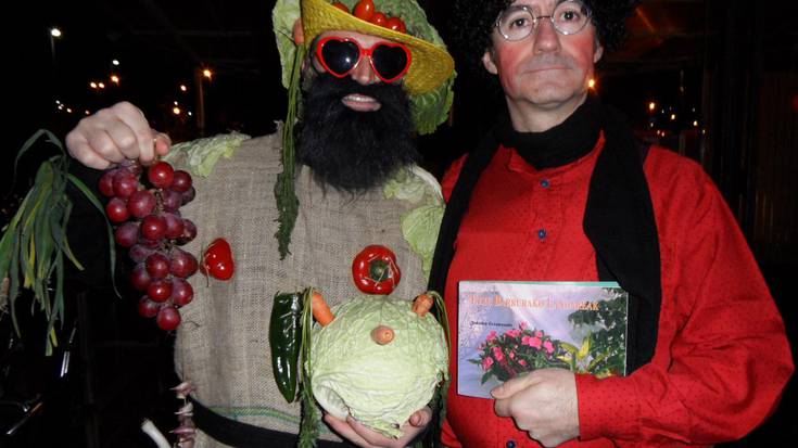 Mozorro desfile koloretsua iluntzean