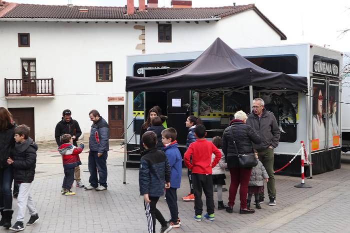 Ortziraino jauzi egiteko tamainako jolas parke erraldoia zabaldu du Hurbilago Elkarteak