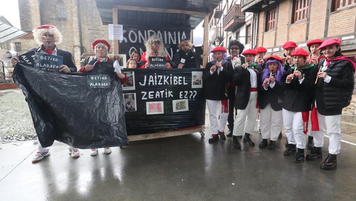 Hurbileko nahiz urrunagoko ospakizunak bat eginik, euriak zapuztu gabeko inauterietan