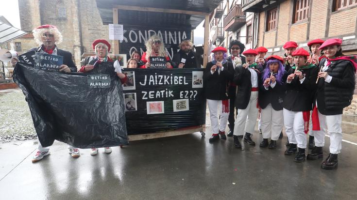 Hurbileko nahiz urrunagoko ospakizunak bat eginik, euriak zapuztu gabeko inauterietan