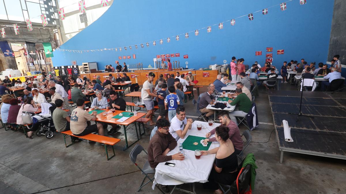 Garagardo Azokako azken bazkalostea, zozketa eta mus txapelketa artean