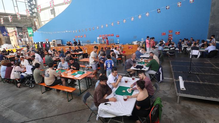 Garagardo Azokako azken bazkalostea, zozketa eta mus txapelketa artean