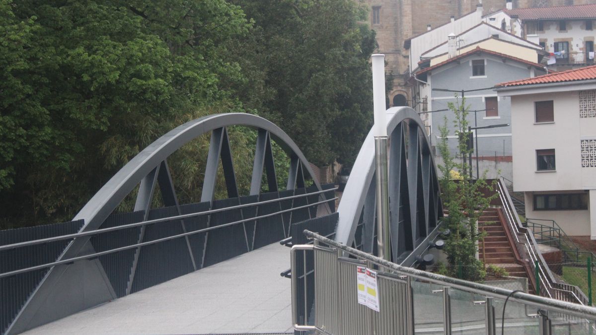 Tren-geltoki berria inguratzen duen pasabide berria zabalik