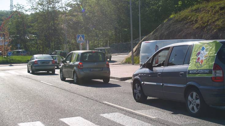 Erraustegiaren aurkako aldarria, errepidera atera dute autokarabanan
