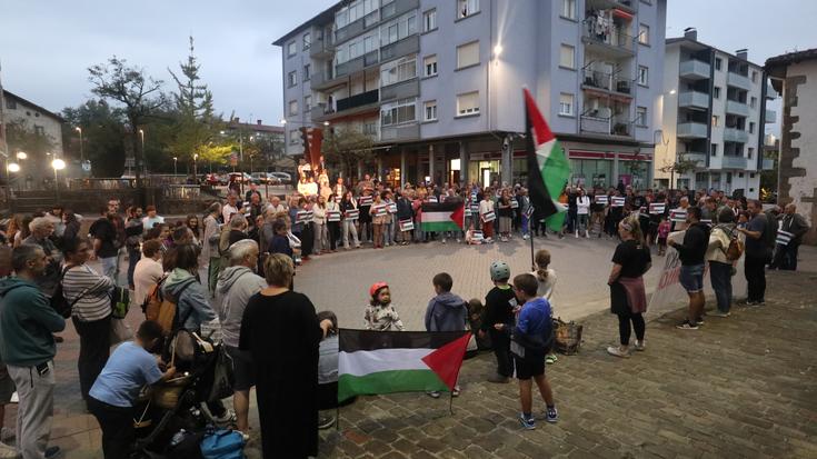 Elkarretaratze burrunbatsu eta jendetsua egin dute, Palestinako genozidioaren aurka