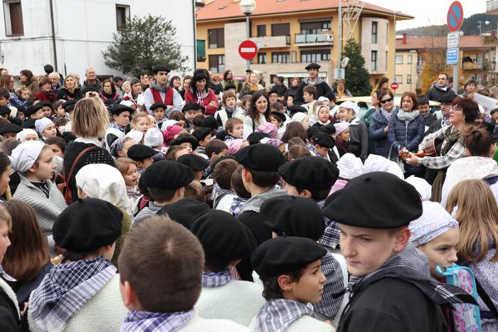 Udarregi Ikastolako LH eta DBH-koek herriari itzulia eman diote kantuan