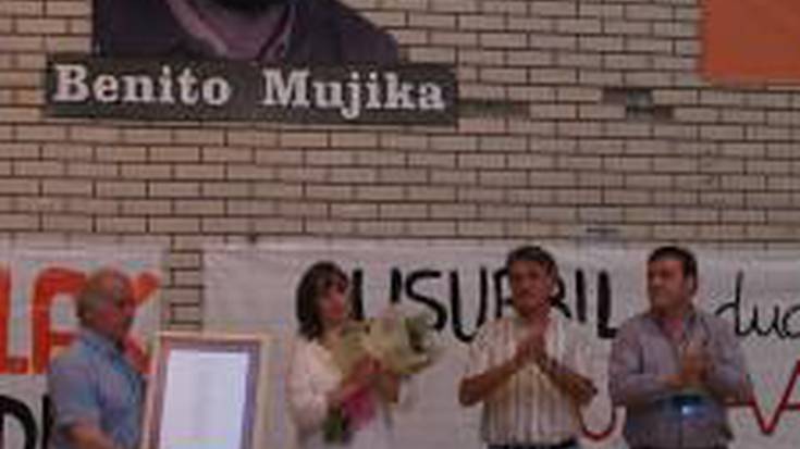 Merezitako omenaldia jaso du Benito Mujikak