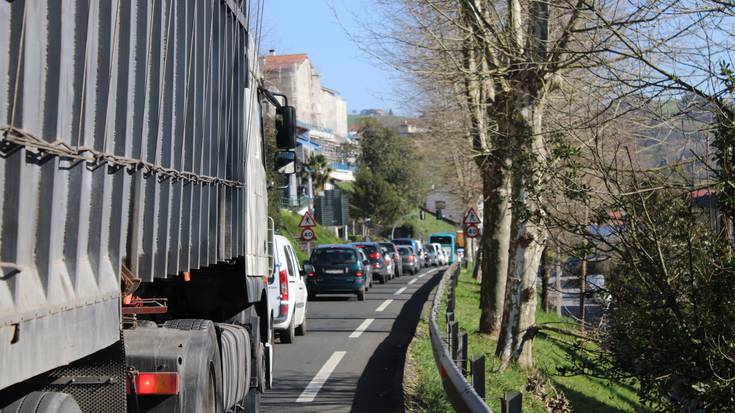 Adi, lanak hasi dituzte berriz N-634 errepidean Txikierdi parean